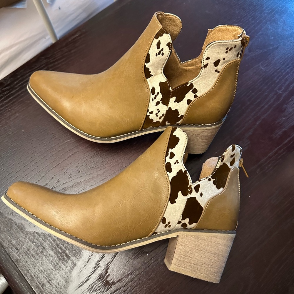 Tan and Brown Women's Ankle Boots Cow Print  Size 10 NWTGS